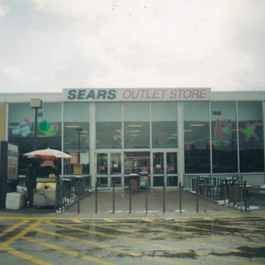 Front entrance of a Sears outlet store 