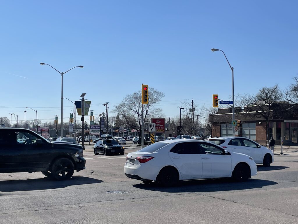 A lot of Toronto’s Arab and Muslim population can be found in Scarborough, especially around Warden Avenue and Lawrence Avenue East. There is a high concentration of ‘ethnic’ stores and restaurants in this area, with a lot of signs in Arabic catering to more recent immigrants from Arab-speaking countries. (Laura Hull/T・)